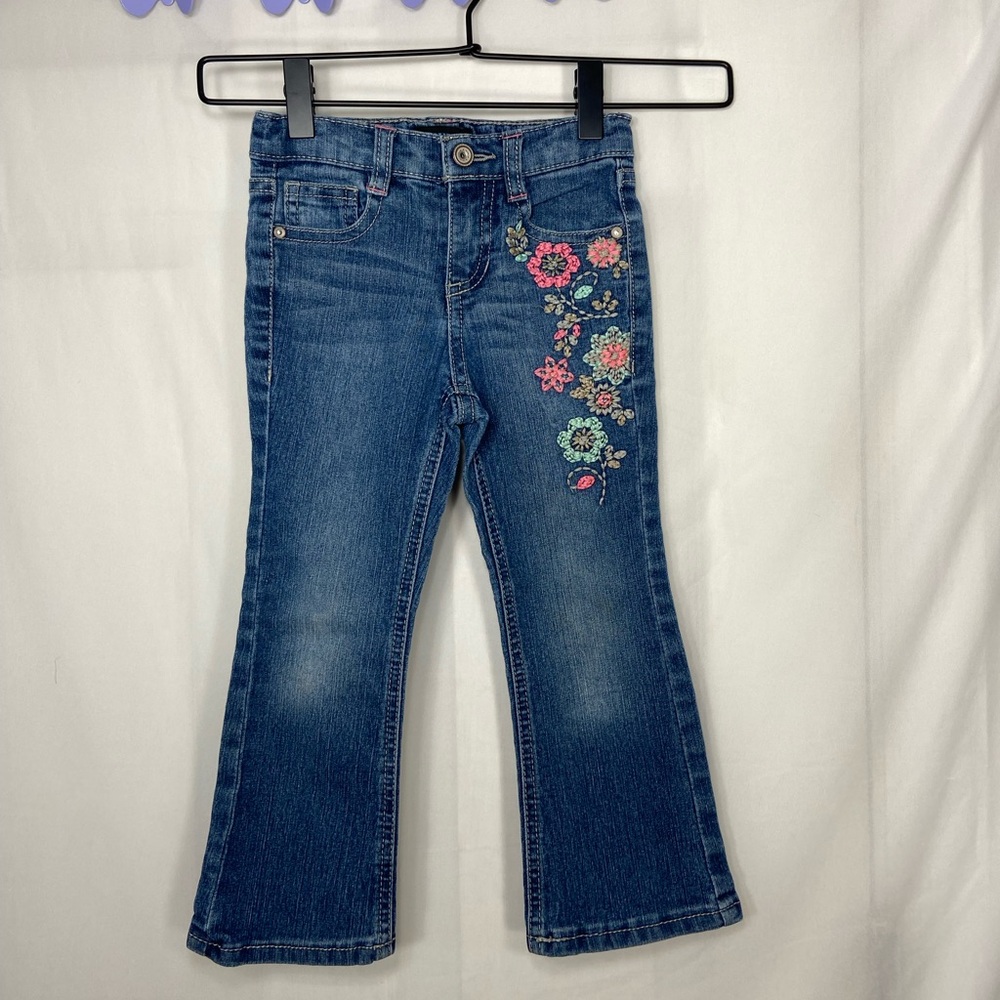 NWOT SQUEEZ toddler girl’s medium wash blue denim floral embroidered flare jeans